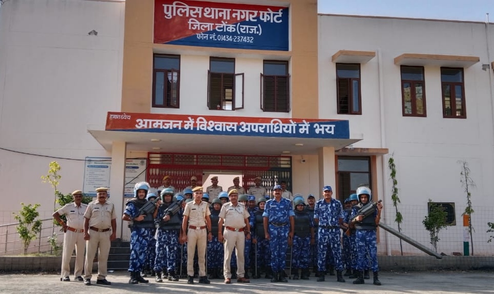 नगर फ़ोर्ट में पुलिस व रेपीड एक्शन फोर्स का प्लेग मार्च।