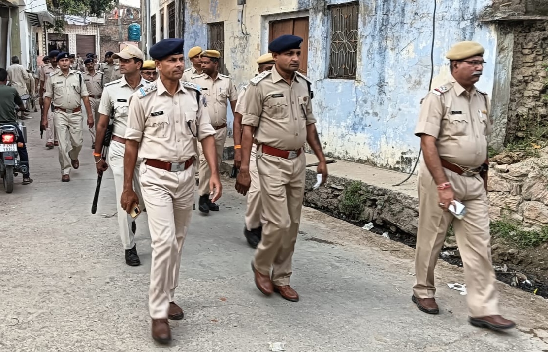 पुलिस व सआरपीएफ फोर्स के जवानों का प्लेग मार्च। नगर फ़ोर्ट